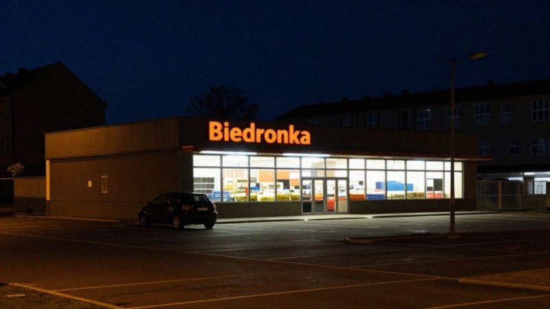 Czy Biedronka ma sklepy całodobowe?