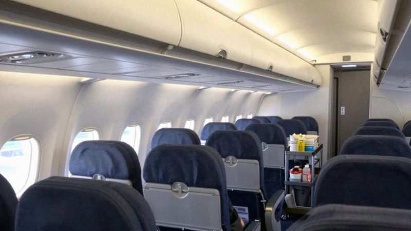 Jakie obowiązki przed lotem uwzględnia grafik stewardessy?