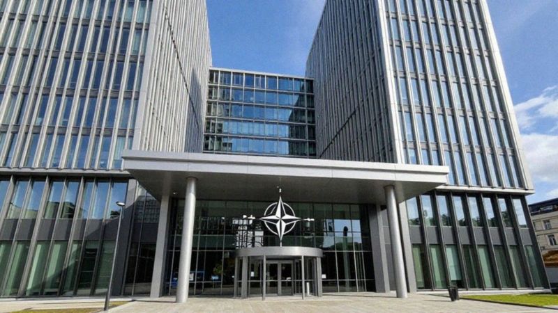 Kiedy przeniesiono siedzibę NATO do Brukseli?