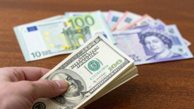 Kiedy wybrać kartę wielowalutową zamiast karty w euro?