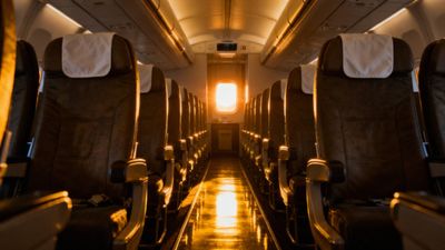Ile zarabia stewardessa Emirates? Przegląd wynagrodzeń i dodatków