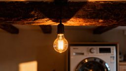 Jak zaoszczędzić energię elektryczną? Proste nawyki i nowoczesne technologie