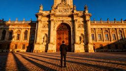 Pracownicy budżetówki — kim są i jakie mają przywileje?